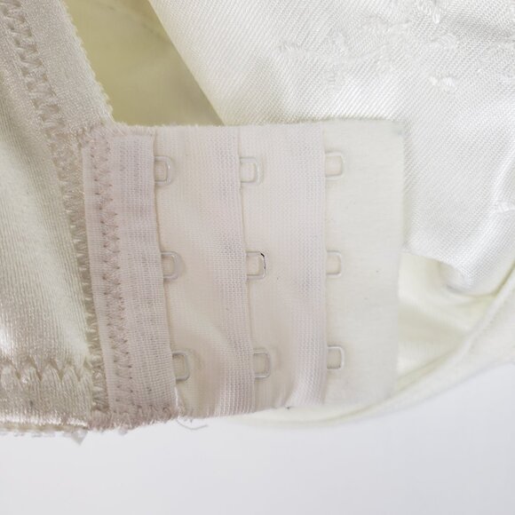 Vanity Fair Satin Solutions Bra Underwire Vtg Ivory Style 75-134 Size 42C - Picture 4 of 6
